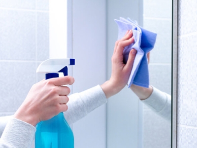 Cách vệ sinh và bảo quản gương gỗ đèn LED để luôn sáng đẹp, không ố mốc