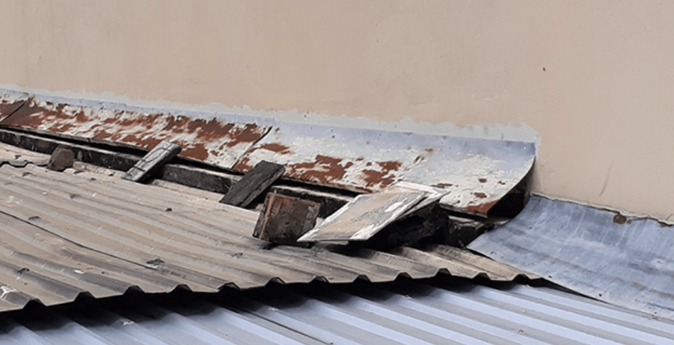 Khu vực máng xối và mái tôn giáp tường