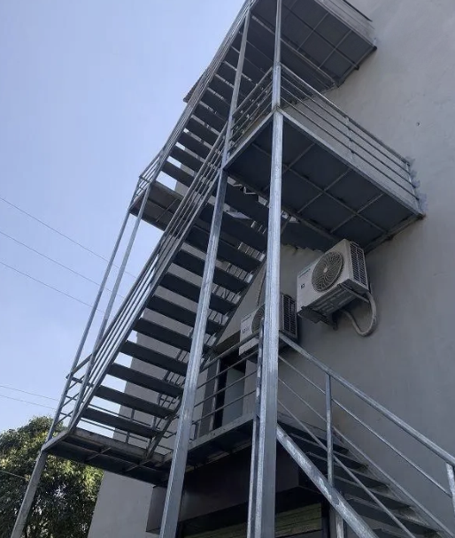 Hệ thống cầu thang thoát hiểm và kết cấu ngoài trời